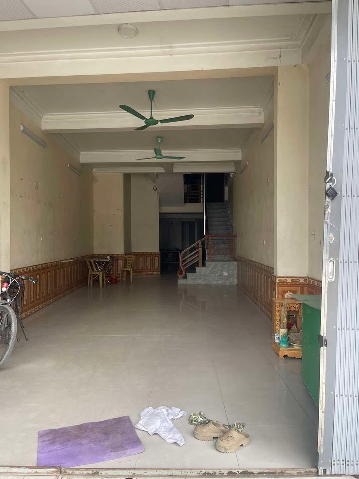 Cho thuê mặt bằng tầng 1 tại ngã 5 Đình Hương, 135m² - Kinh doanh sầm uất!