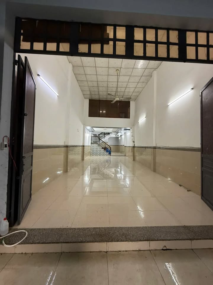 Cho thuê FrontHouse đường Đê Bao Bình Chánh 99m² giá 7 triệu - Sân rộng thoải mái để xe!