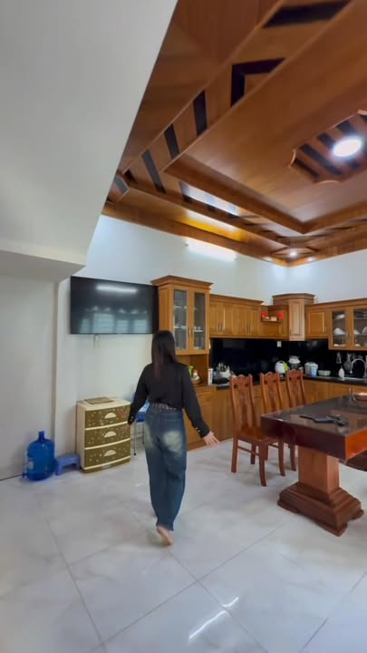 Nhà sân vườn 9m mặt tiền Nguyễn Bá Ngọc, TP. Pleiku - Giá chỉ 5.3 tỷ, sẵn sàng vào ở!