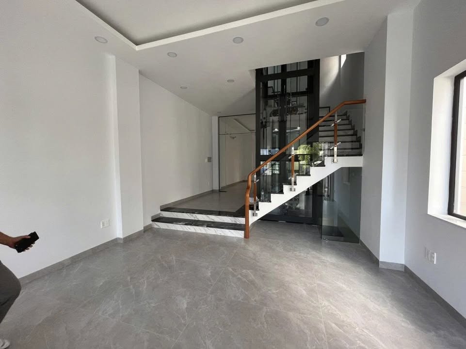 Nhà phố Cityland Park Hills Gò Vấp 100m² giá 42 triệu - Thang máy tiện lợi!