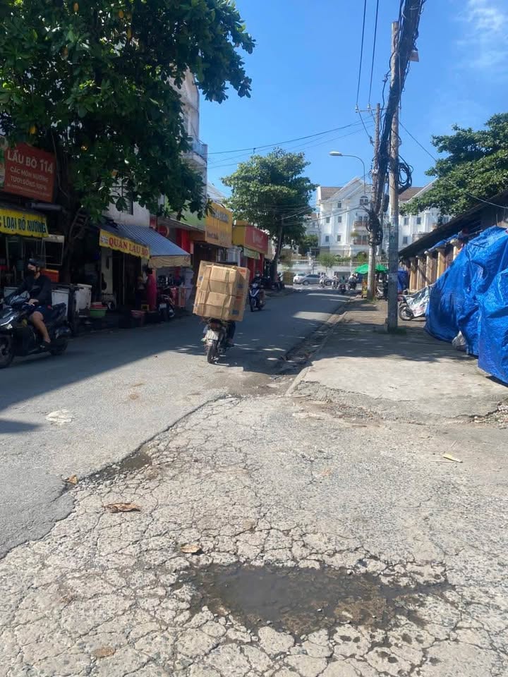 Căn hộ dịch vụ Dương Quảng Hàm 144m² giá 25.5 tỷ - Doanh thu cao, đầu tư sinh lời!