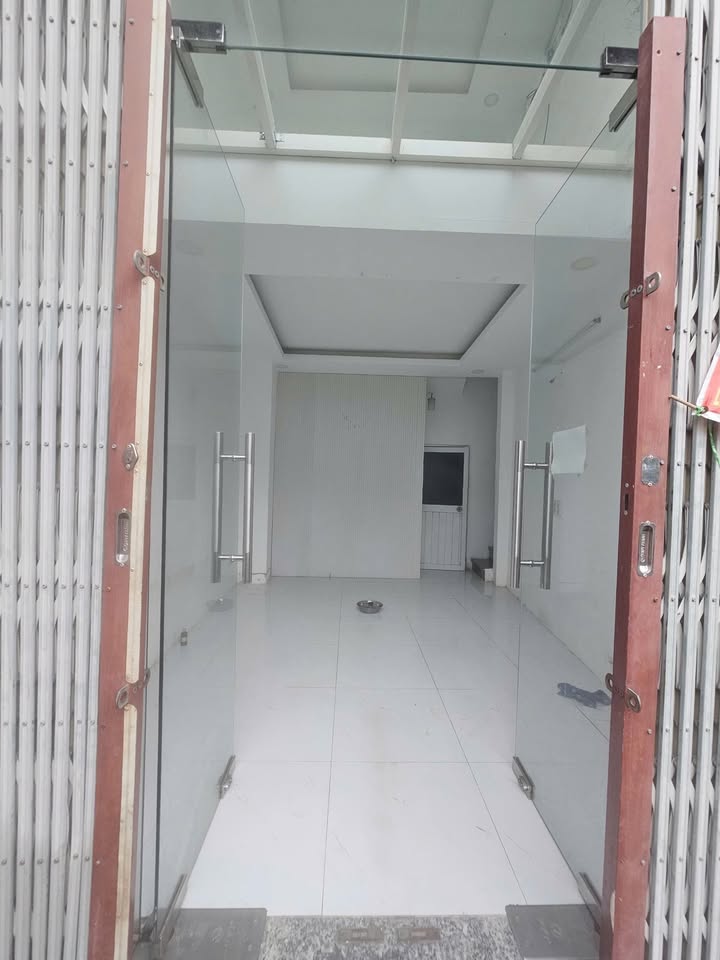 Nhà mặt tiền kinh doanh cho thuê tại đường Bến Vân Đồn Quận 4 - Chỉ 13 triệu/tháng!
