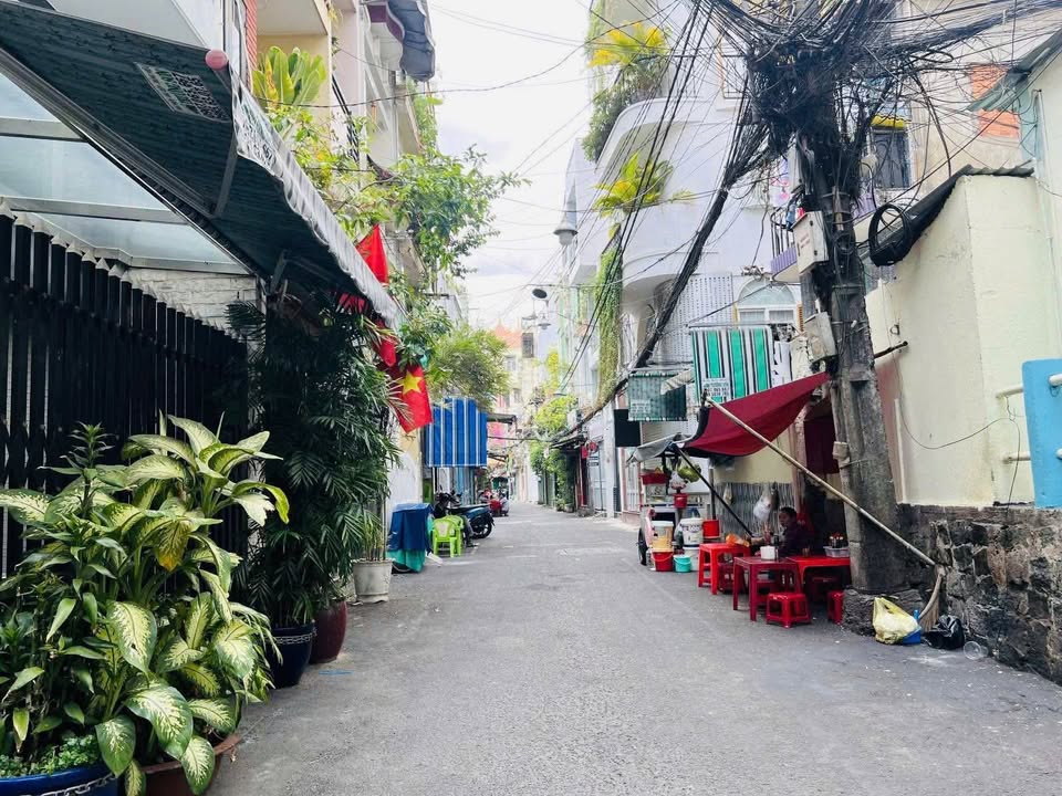 Nhà Hẻm 391 Trần Hưng Đạo Quận 1 30m² giá 5 tỷ - Nhà mới, ô tô đỗ gần!