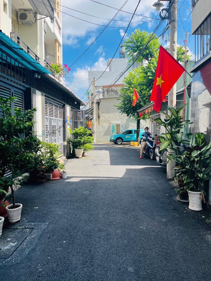 Nhà 2 tầng tại Phường 15, Tân Bình 60m² giá 5.7 tỷ - Đường rộng ô tô vào thoải mái!