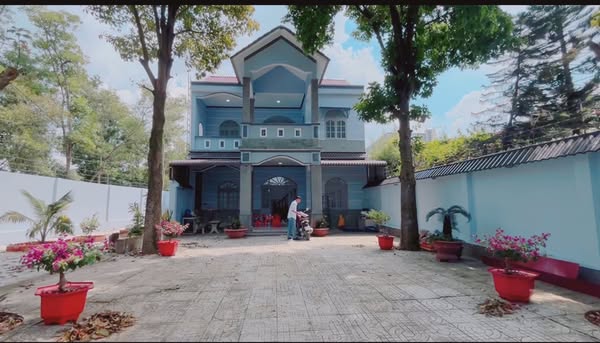 Nhà sân vườn 2 mặt tiền Mỹ Hạnh Nam 375m² giá chỉ 5.6 tỷ - View hồ sinh thái cực đẹp!