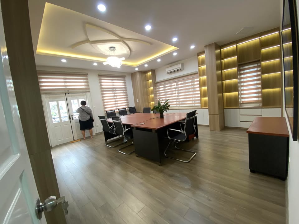 Văn phòng cho thuê Đống Đa 45m² giá thỏa thuận - Mặt phố sầm uất, ô tô vào nhà!