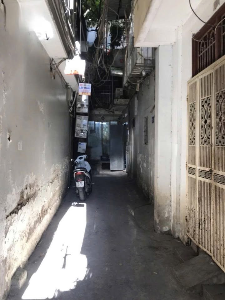 Nhà cho thuê tại Ngõ 738, Đường Láng, 33m² - An ninh tốt, gần chợ và trường học!