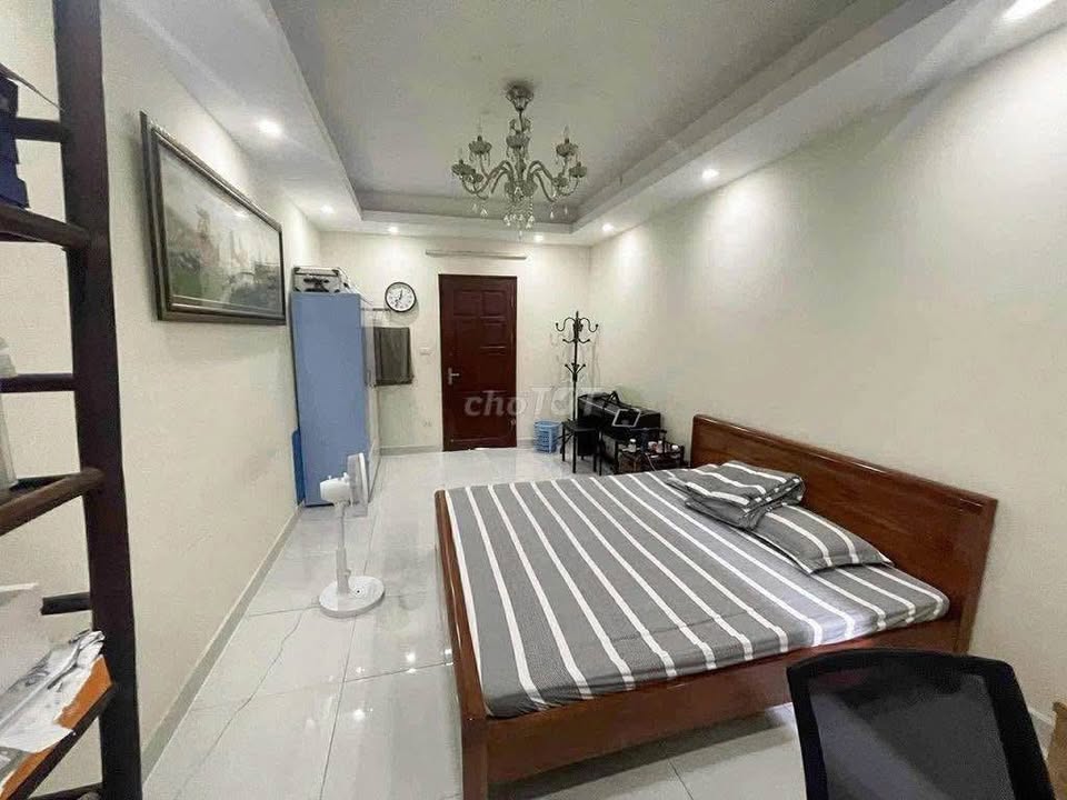 Cho thuê nhà 5 tầng Ngõ 145 Quan Nhân 30m² giá 13.5 triệu - Nội thất cơ bản, tiện nghi!