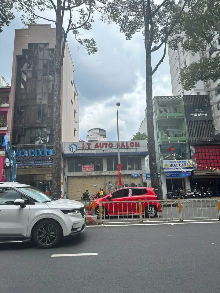 Nhà mặt tiền đường Trần Hưng Đạo, Quận 1, 312m² giá 120 triệu/tháng - Kinh doanh sầm uất!