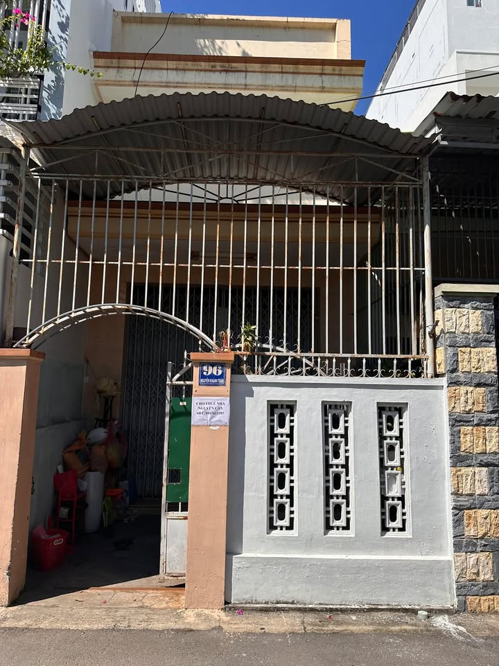 Nhà cho thuê tại 96 Nguyễn Khánh Toàn, Vĩnh Hải - Giá 5 triệu/tháng, chính chủ!