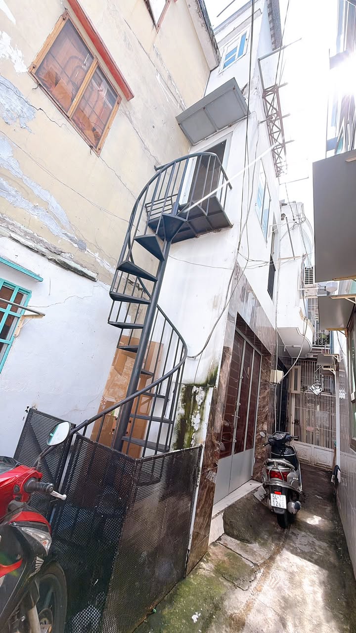 Nhà 3 Tầng Hẻm 41 Hoàng Diệu Quận 4 17m² - Tiện nghi đầy đủ, giá tốt