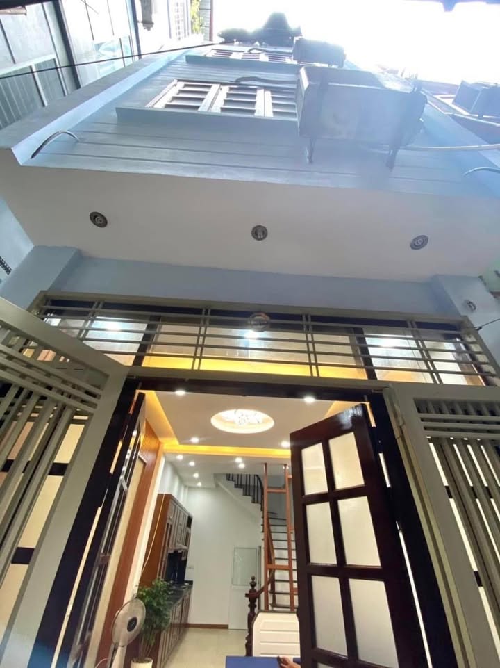 Nhà lô góc 164 Vương Thừa Vũ 33m² giá 3 tỷ - Thiết kế thoáng đãng, sẵn sàng giao dịch!