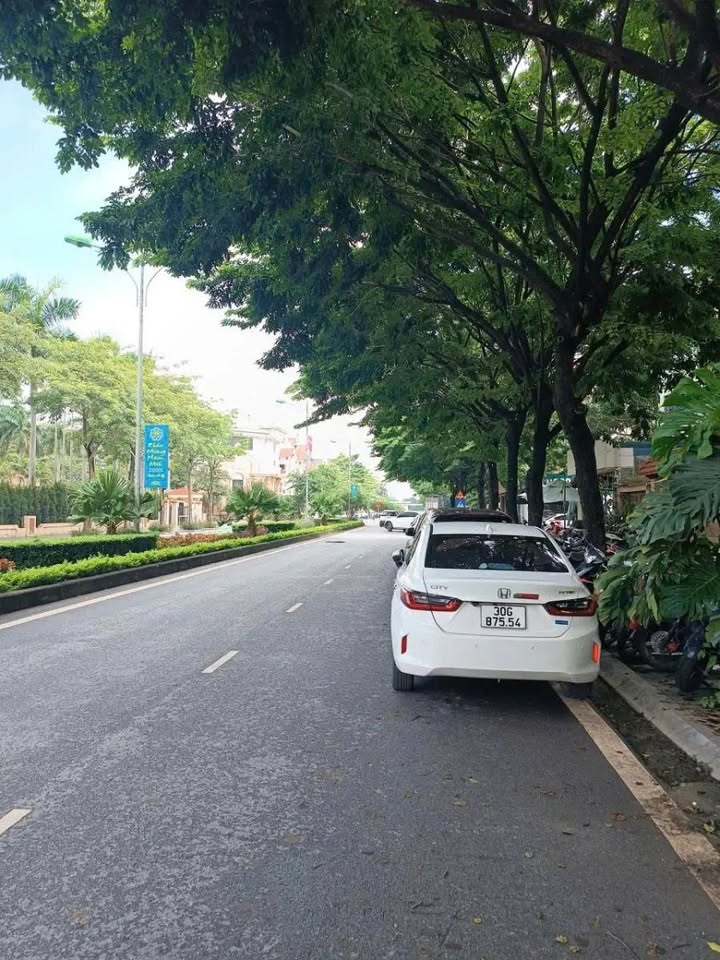 Biệt thự lô góc cho thuê 400m² tại Khu đô thị Thành phố Giao Lưu - View hồ tuyệt đẹp, giá chỉ 110 triệu/tháng!