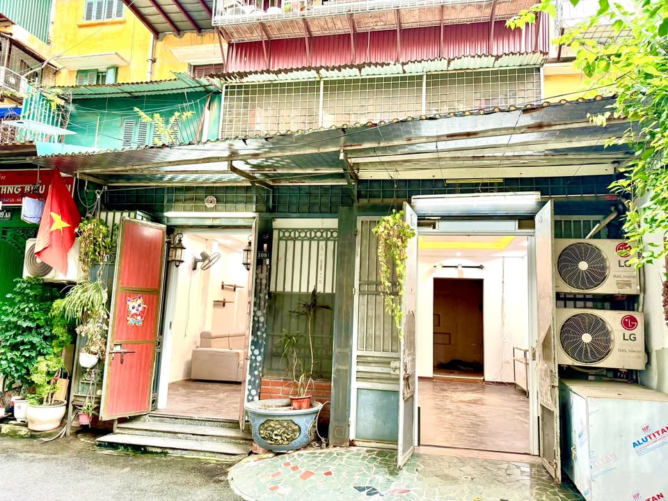 Nhà tập thể tầng 1 tại ngõ 82 Đại La, 70m² - Phù hợp kinh doanh và sinh sống!