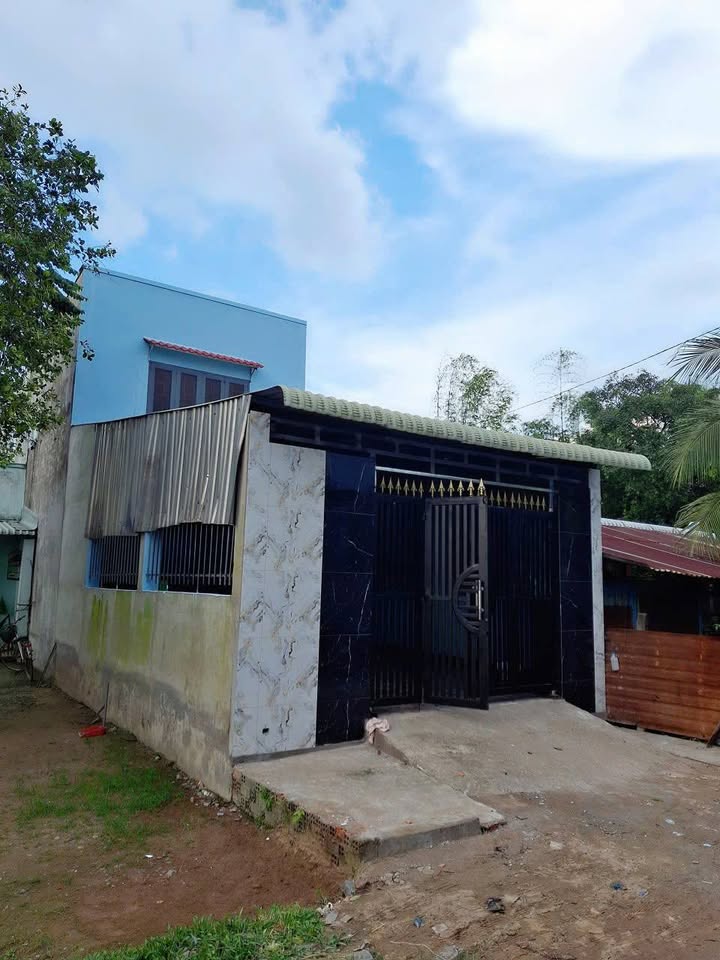 Nhà 1 lầu 1 trệt tại xã Đức Lập Hạ, Long An giá chỉ 1.68 tỷ - Vị trí đẹp, tiện ích đầy đủ!