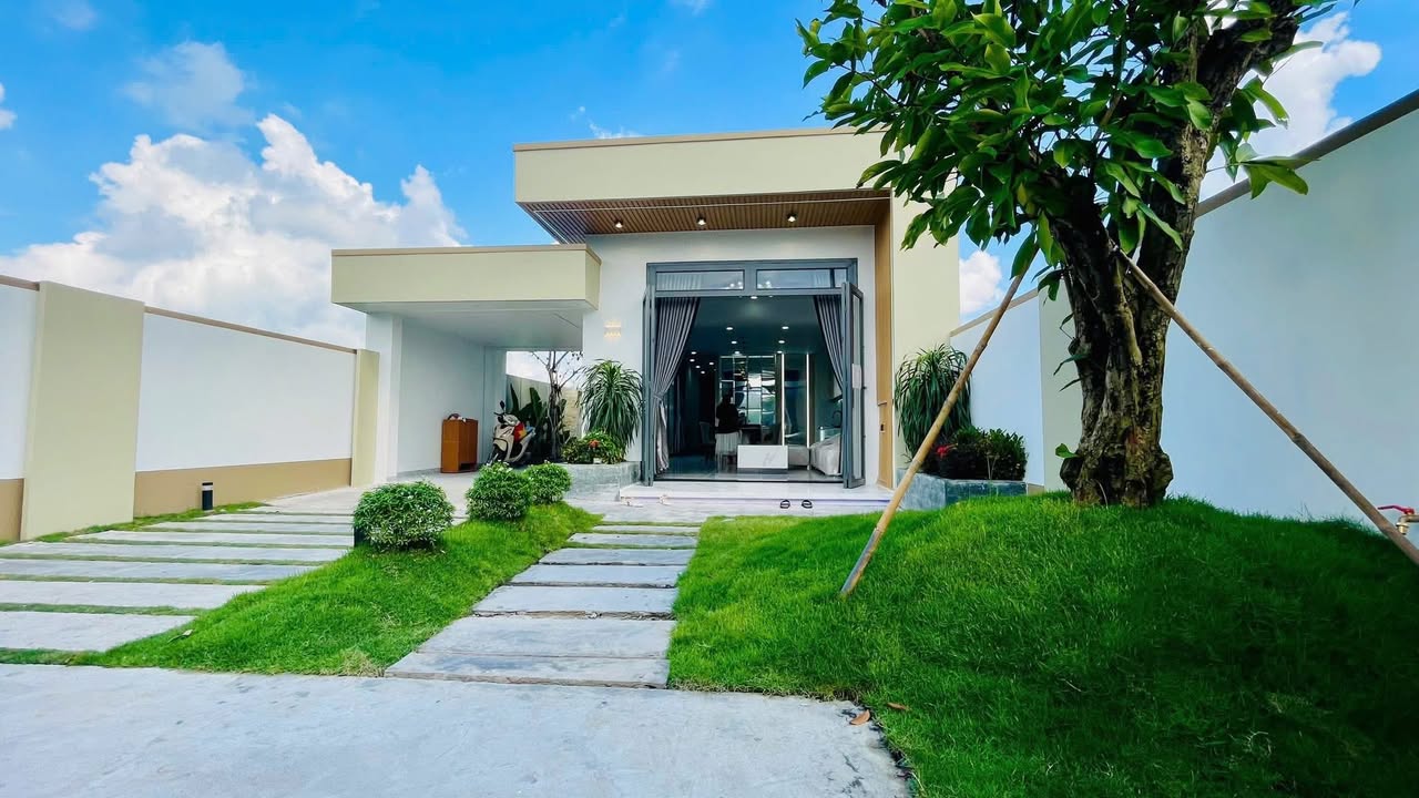 Villa sân vườn Long Thượng 269m² giá 4.45 tỷ - Hồ bơi riêng tuyệt đẹp!