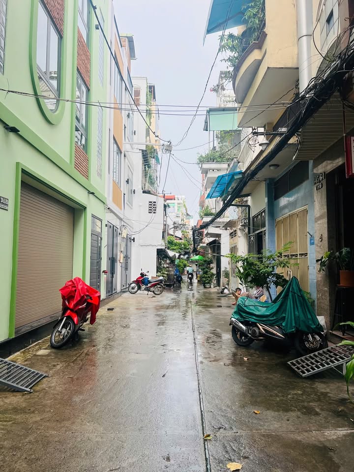 Nhà 2 Tầng Hẻm Tránh 7m Trần Hưng Đạo, Q1 70m² giá 6 tỷ - Cực Thoáng Mát!