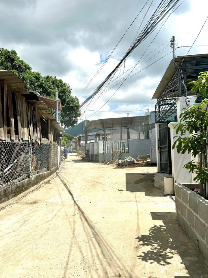 Đất bán Ba Ngòi Cam Ranh 196m² giá 1.7 tỷ - Đường bê tông ô tô vào tận nơi!