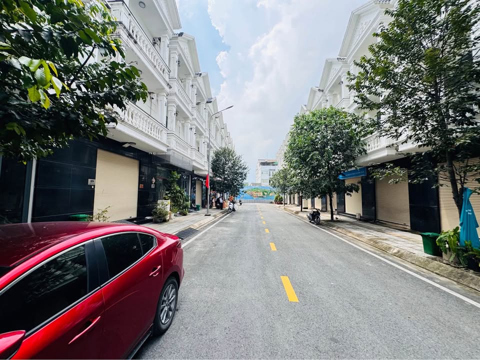 Nhà phố Lái Thiêu 70m² giá 6.5 tỷ - 2 mặt tiền xe hơi vào tận nhà!