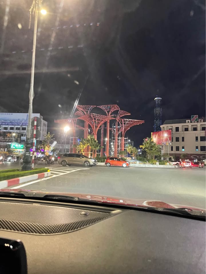 Biệt thự 3 tầng Trần Phú Vinh 300m² giá 14 tỷ - Thiết kế hiện đại sang trọng!