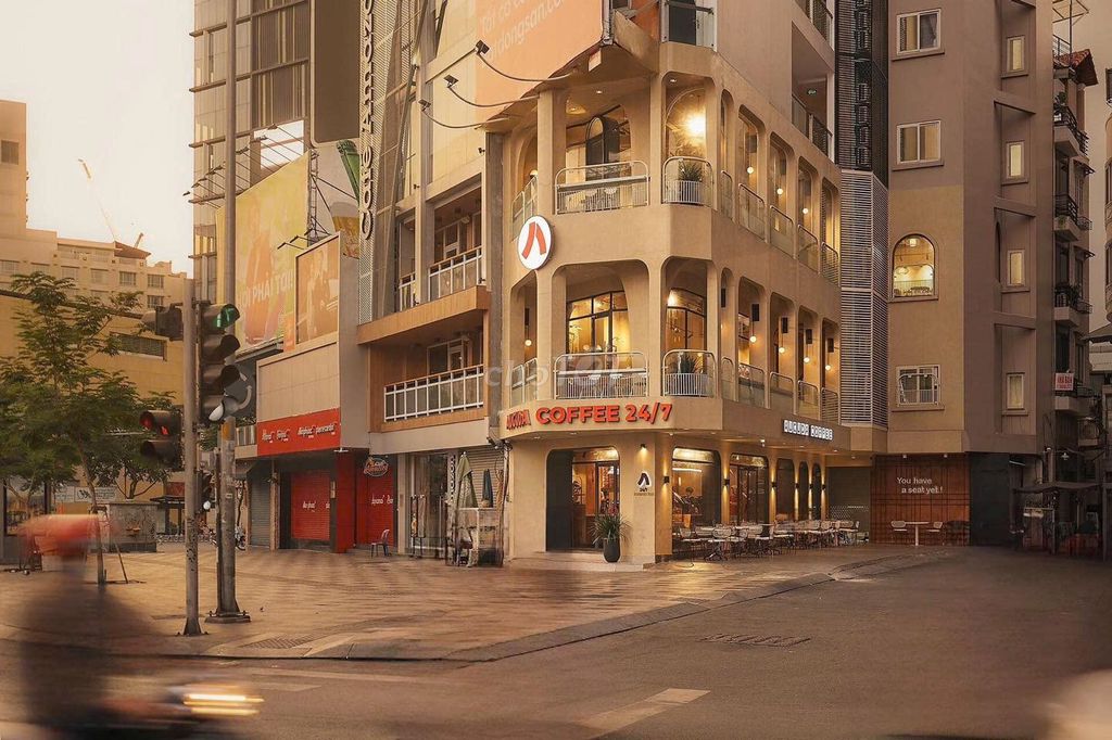 Cho thuê văn phòng góc 2 mặt tiền Nguyễn Trãi 180m² - Vị trí đắc địa ngay Ngã 6 Phù Đổng!