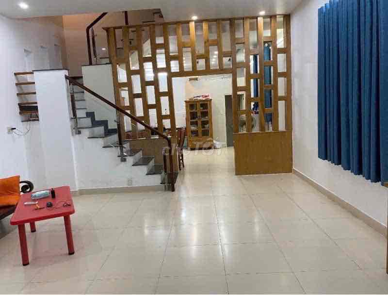 Cho thuê nhà 6x17m góc 2 mặt tiền Phường Phước Long B, Quận 9 - Full nội thất, an ninh 24/7!