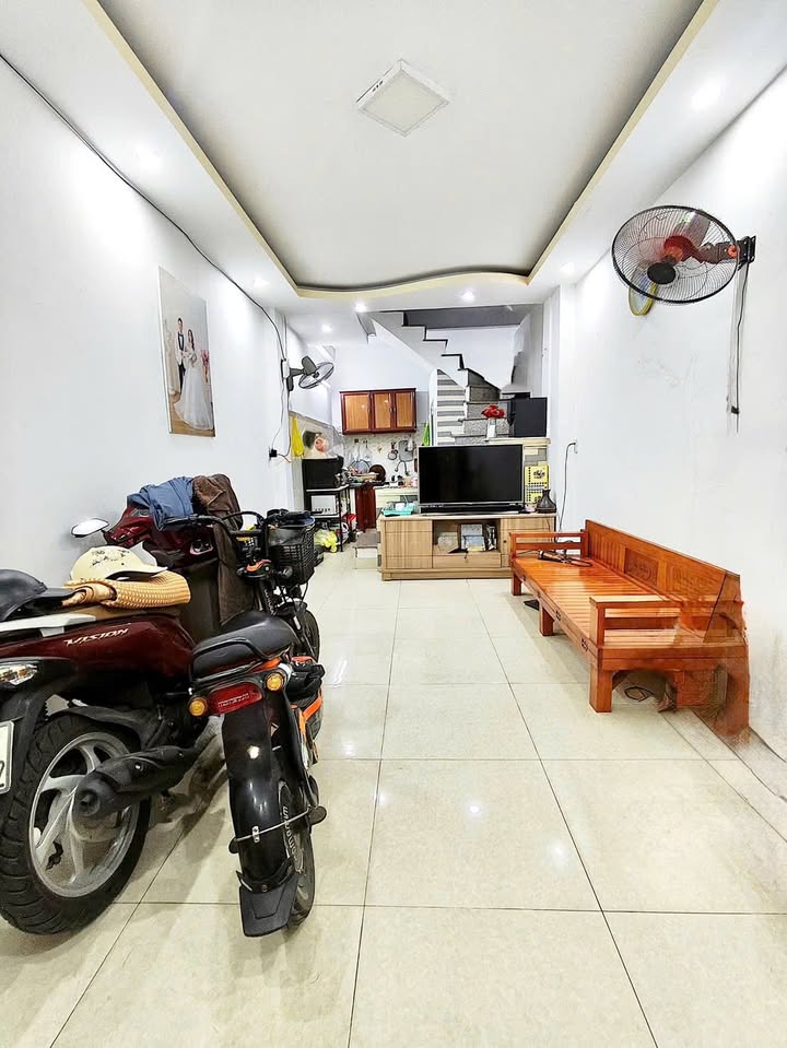 Nhà riêng Hoàng Minh Thảo, 31m² giá 2.35 tỷ - Hướng Nam, ngõ to thông thoáng!