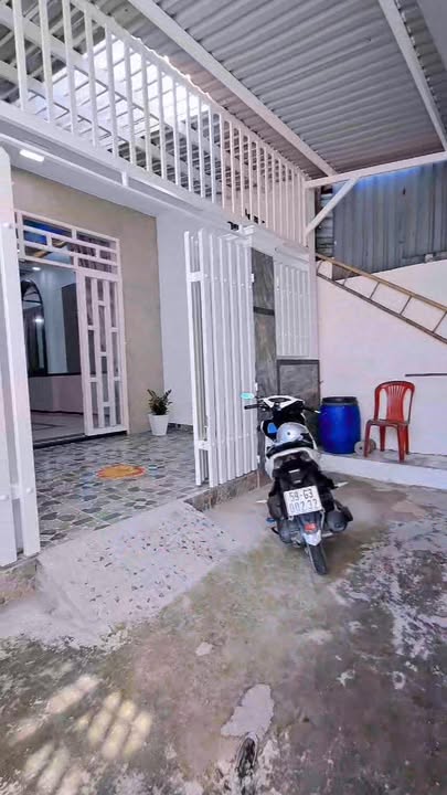 Nhà 2 tầng Bà Điểm Hóc Môn 81m² giá 5.2 tỷ - Tiện ích đầy đủ sống ngay!