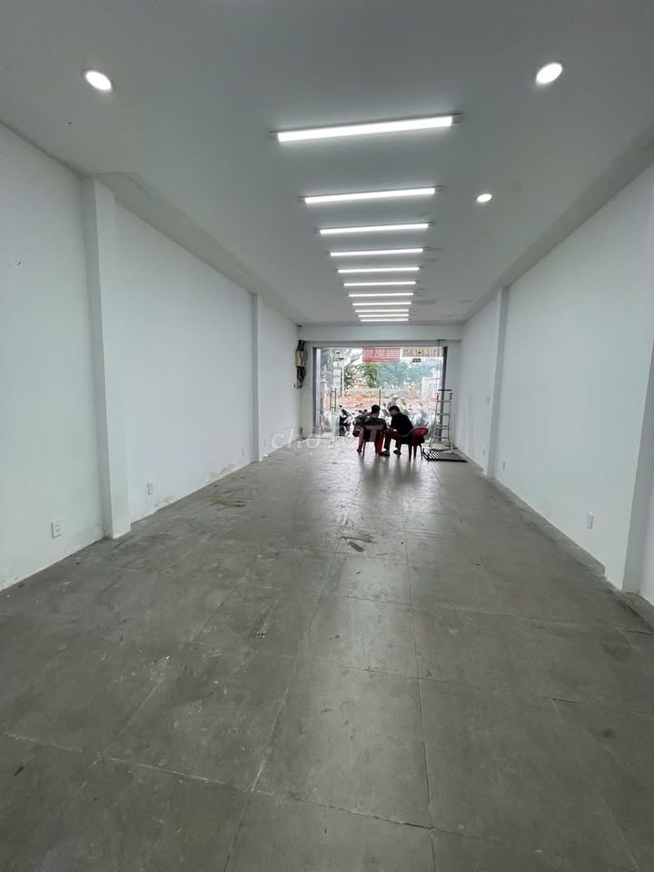 Nhà nguyên căn đường Cách Mạng Tháng 8, quận 3 - Diện tích 125m² giá 50 triệu/tháng - Thích hợp cho kinh doanh!