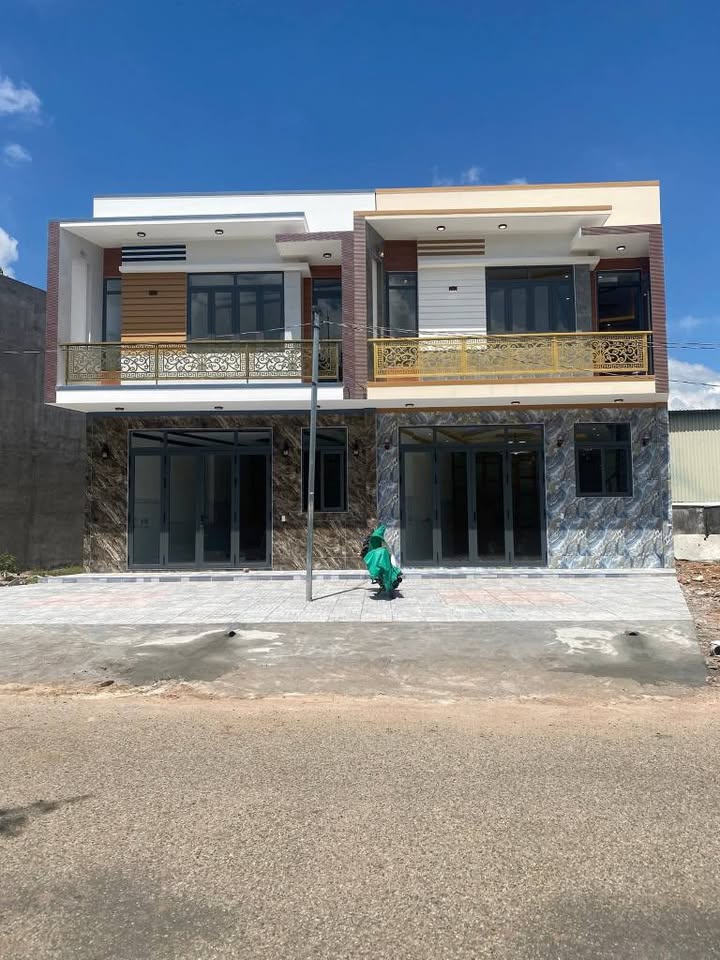 Nhà liền kề mặt tiền đường nhựa Long Điền 87m² giá 2.7 tỷ - Thiết kế hiện đại, sẵn sàng ở ngay!