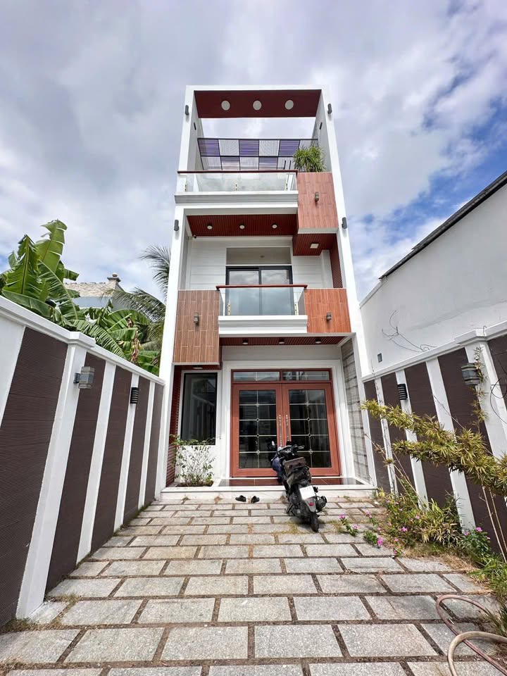 Nhà mặt tiền Tỉnh lộ 879, TP. Mỹ Tho 170m² giá 7.2 tỷ - Kiến trúc đẳng cấp, gần Quảng trường!