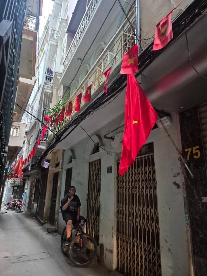 Nhà phố Đê La Thành, Đống Đa 40m² giá 7.35 tỷ - Kinh doanh sầm uất!