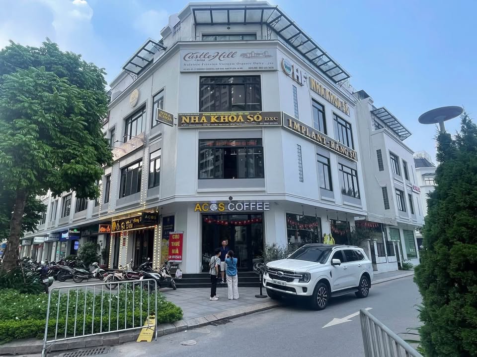 Cho thuê mặt phố Khúc Thừa Dụ 150m² giá thỏa thuận - Mặt tiền 10m, 7 tầng hiện đại!