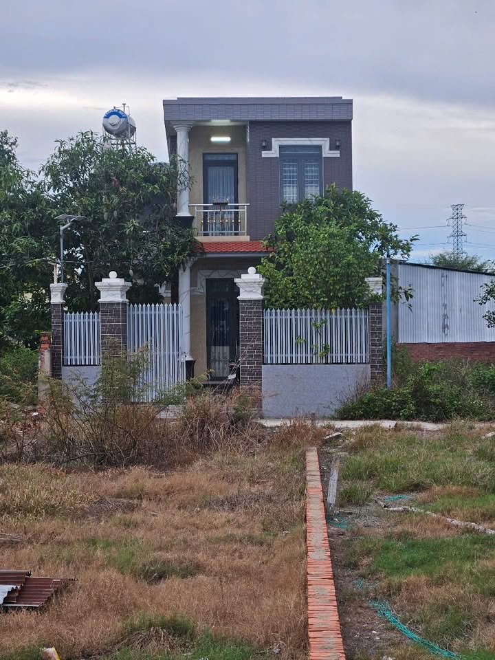 Nhà 1 trệt 1 lầu tại Vĩnh Thanh 144m² giá 2 tỷ - Gần chợ, thuận tiện giao thông!