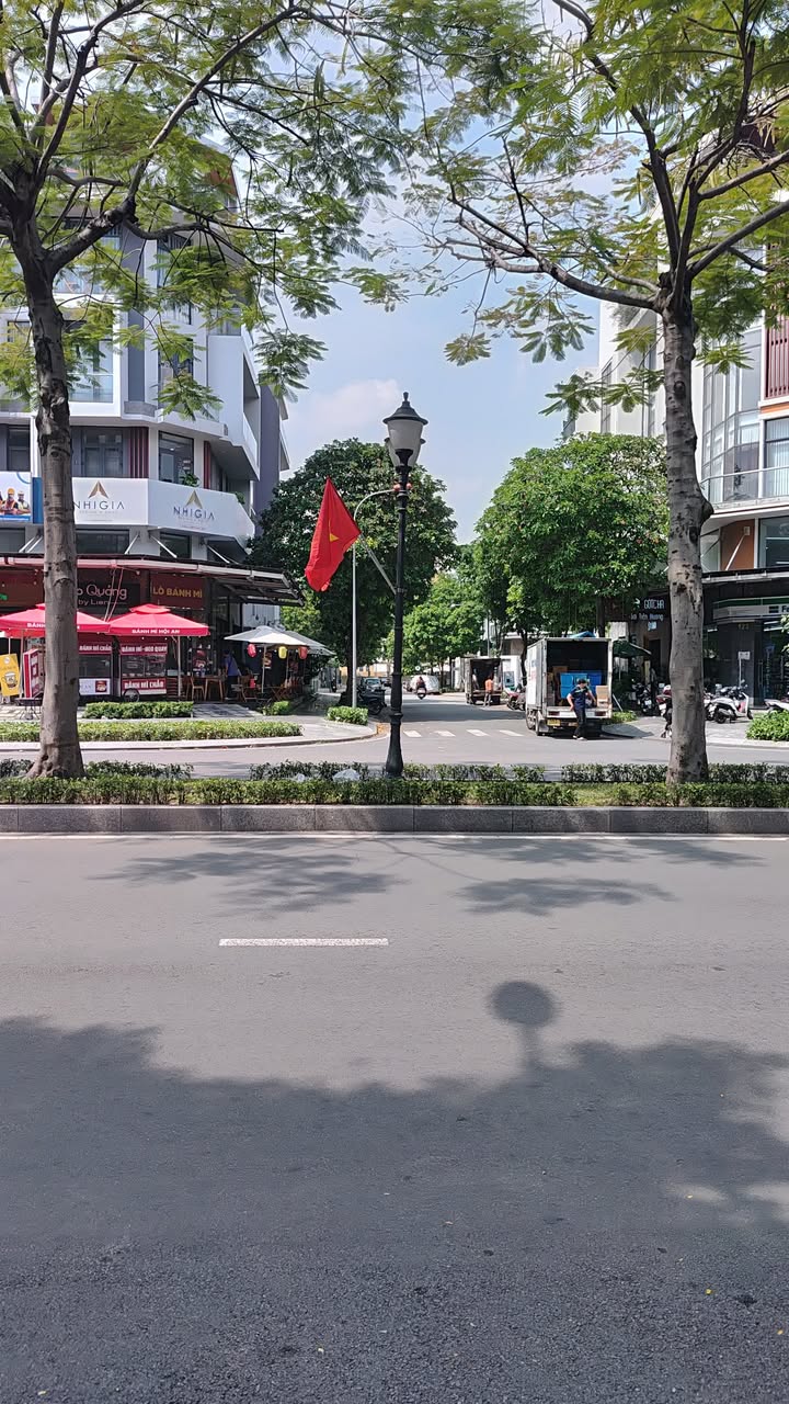 Cho thuê FrontHouse 180m² đường Nguyễn Thị Nhung giá 27 triệu - Dịch vụ đầy đủ ngay dưới chân!