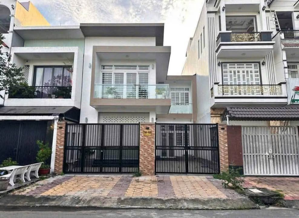 Nhà trệt lầu KDC Hồng Phát Cần Thơ 180m² giá 11.5 tỷ - Vị trí đắc địa gần công viên!