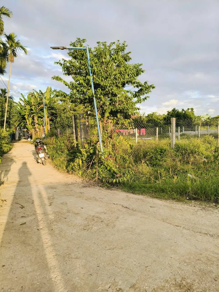 Đất nền Cộng Hoà 1, Quảng Ngãi 100m² giá 700 triệu - Đường thông thoáng thuận tiện!