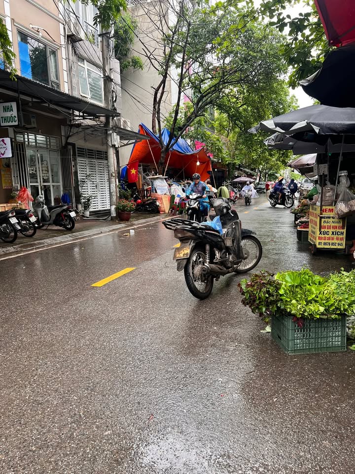 Bán đất tặng nhà 3 tầng Mặt phố Bồ Đề 45m² giá 13 tỷ - Đầu tư sinh lời ngay!