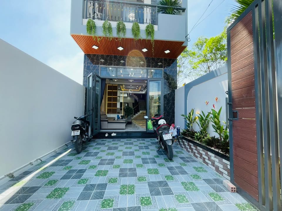 Nhà phố Cần Giuộc 112m² giá 3.35 tỷ - Sang trọng, chính chủ chỉ việc vào ở!