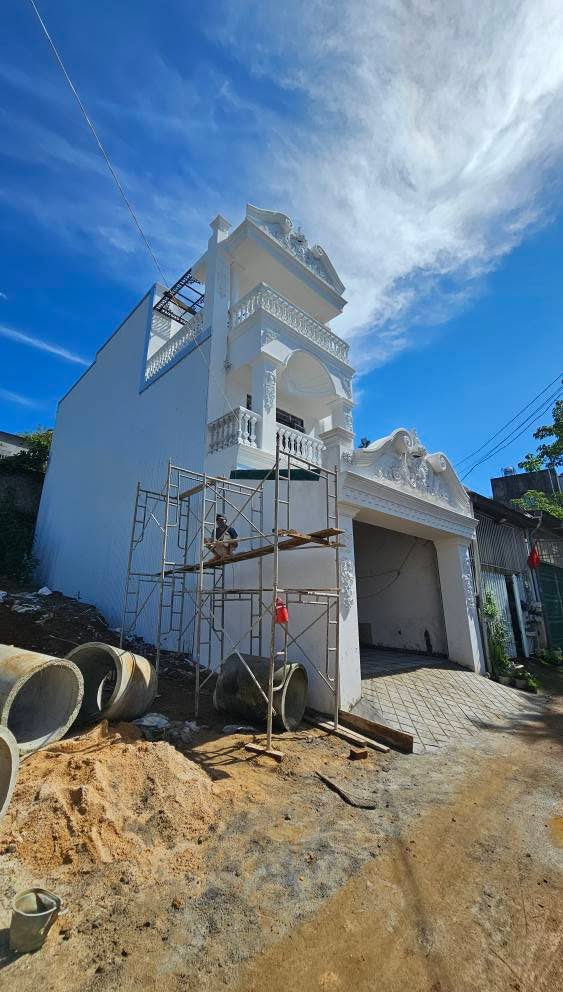 Nhà đẹp 1 trệt 2 lầu tại Bảo Lộc 95m² giá 3.3 tỷ - Vị trí trung tâm thuận lợi!