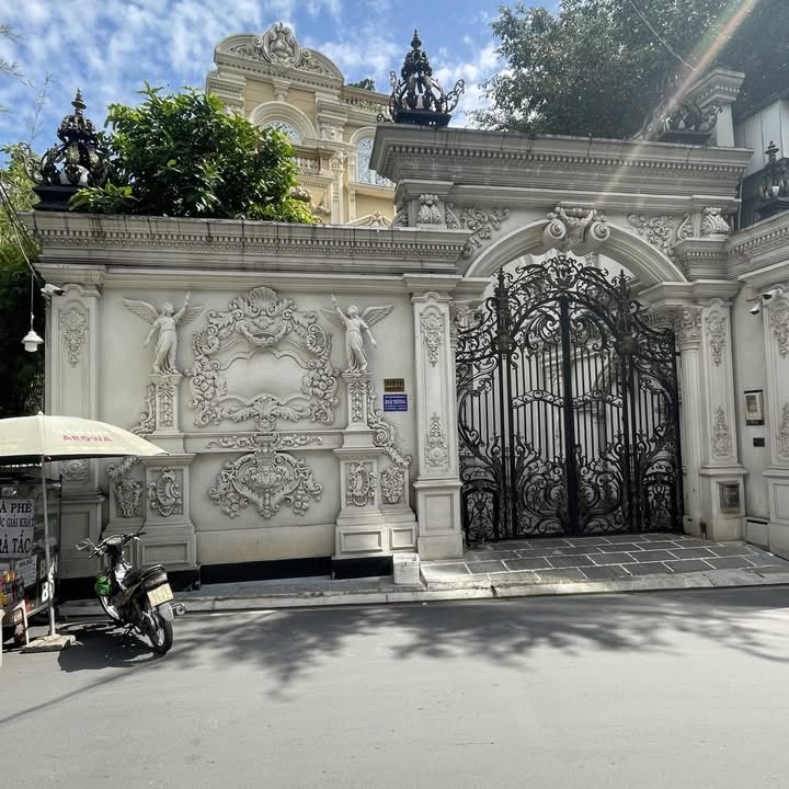 Biệt thự 149 Bành Văn Trân, Tân Bình 350m² giá 66 tỷ - Hồ bơi và thang máy hiện đại!