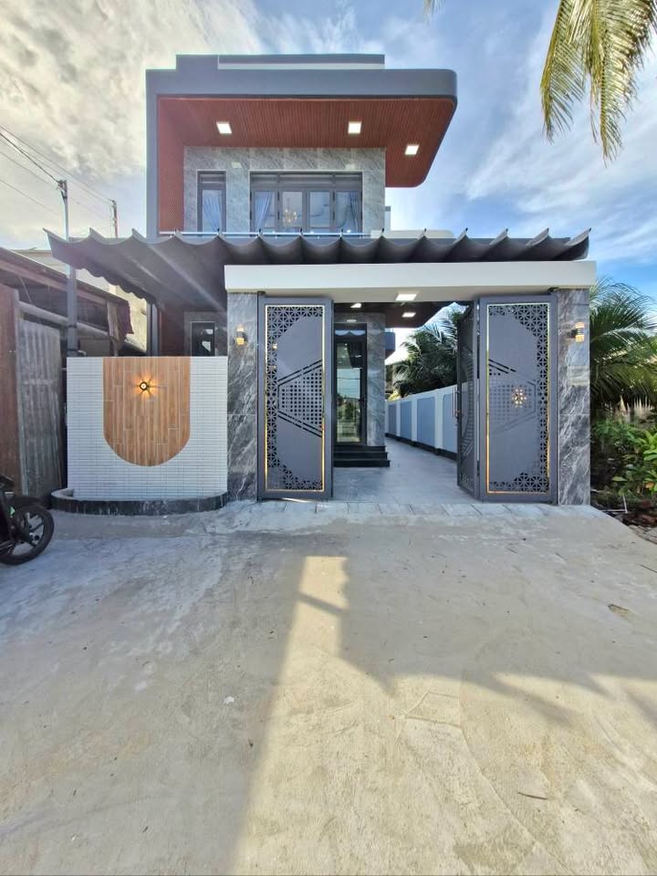 Nhà lầu đúc mới hoàn thiện tại Ninh Thạnh, Tây Ninh - Giá chỉ 2.4 tỷ, vừa ở vừa kinh doanh!