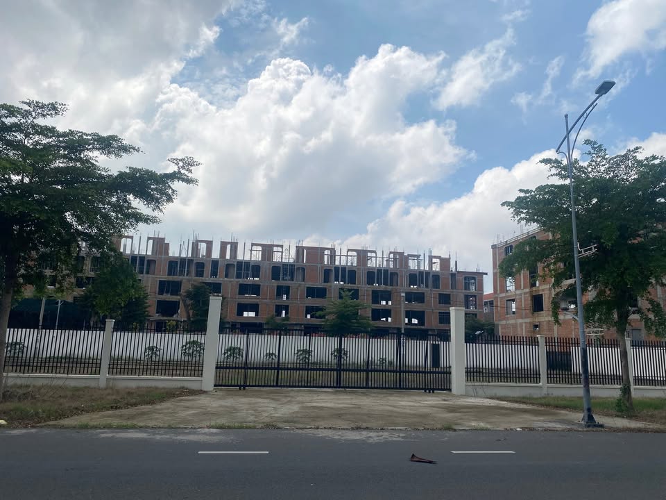 Cho thuê mặt bằng kinh doanh 3 nền liền kề đường Lê Thị Hồng Gấm 1080m² - Vị trí đắc địa cho thương hiệu nổi bật!