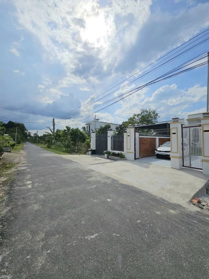 Nhà sân vườn Long Hoa 235m² giá 1.75 tỷ - Thiết kế hiện đại, tặng nội thất!