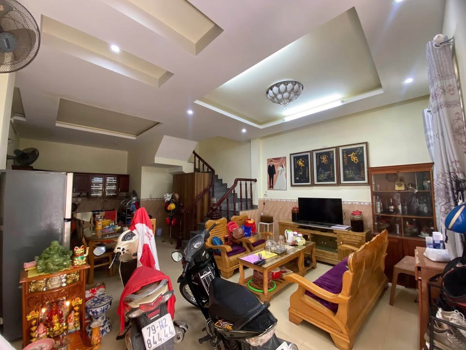 Nhà 2 tầng Dã Tượng Nha Trang 52m² giá 3.2 tỷ - Vị trí gần biển thuận tiện!