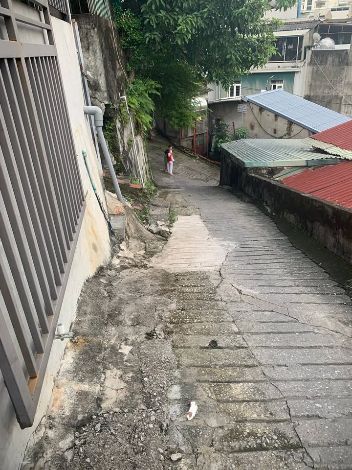 Nhà riêng tại phường Trần Hưng Đạo, Hạ Long 78m² giá 2 tỷ - Vị trí trung tâm, tiện ích đầy đủ!