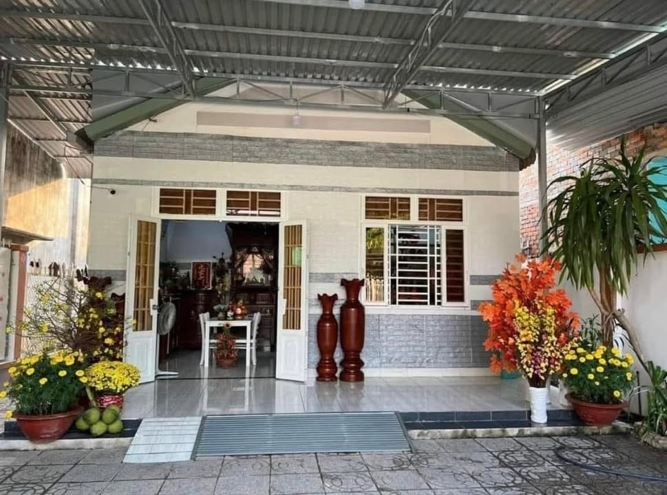 Nhà giá rẻ TP. Tây Ninh 192m² chỉ 1.65 tỷ - Sổ hồng riêng, xe hơi vào tận nhà!