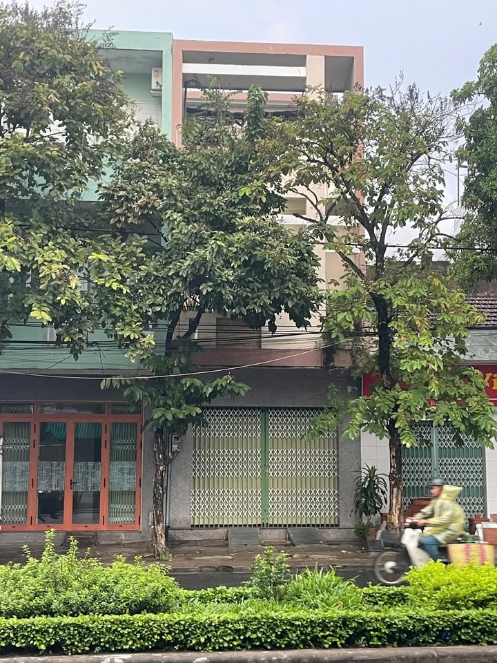 Nhà mặt tiền Nguyễn Tất Thành, Tuy Hoà 53m² giá 3.4 tỷ - Khu vực kinh doanh sầm uất!