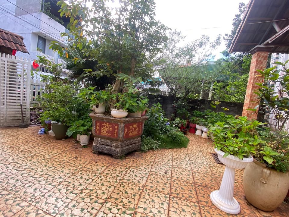 Nhà phố Tân Lợi, Buôn Ma Thuột 278m² giá 7 tỷ - Đường rộng ô tô tránh nhau!