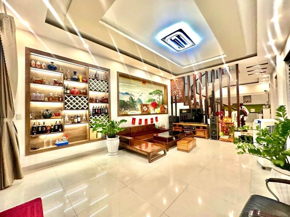 Nhà 3 tầng Thế Lữ, Sơn Trà 95m² giá 11.8 tỷ - Cơ hội hiếm có sát biển!